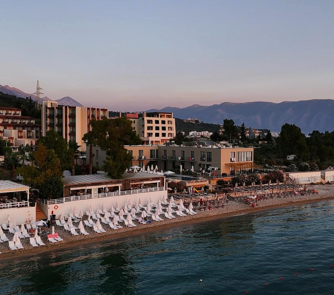 ホテル Dukes Albania Radhimë エクステリア 写真